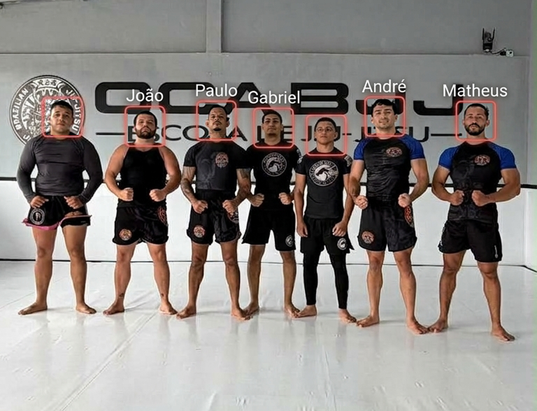 Alunos da Escola de Jiu Jitsu OCA BJJ reunidos no tatame